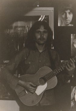 Theo met zijn 1e gitaar in 1972